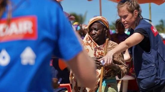 bénévole medair aidant une femme agée